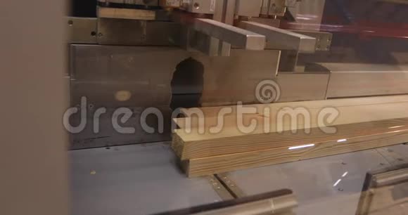 工业内部锯木块锯木机为木块木托盘为木块锯木机视频的预览图