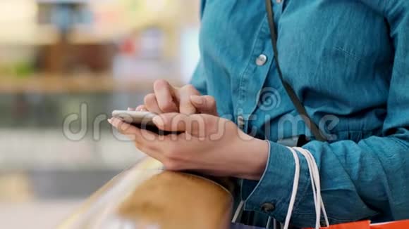 女人在购物时使用手机视频的预览图