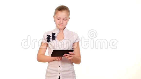 学校女生用平板电脑找东西视频的预览图