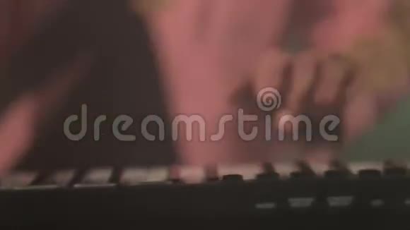 手钢琴演奏者在键盘上演奏视频的预览图