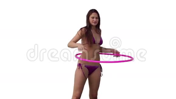 女人在玩转呼啦圈视频的预览图