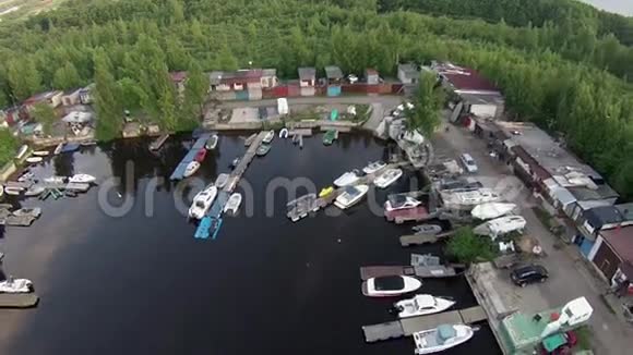 夏天在游艇港上空高高飞翔视频的预览图