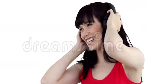 靠近一个女人在听音乐时摇摆视频的预览图