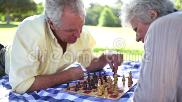 退休的人在地上下棋视频的预览图