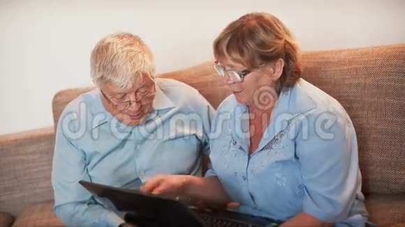 社会网络中的老年人视频的预览图
