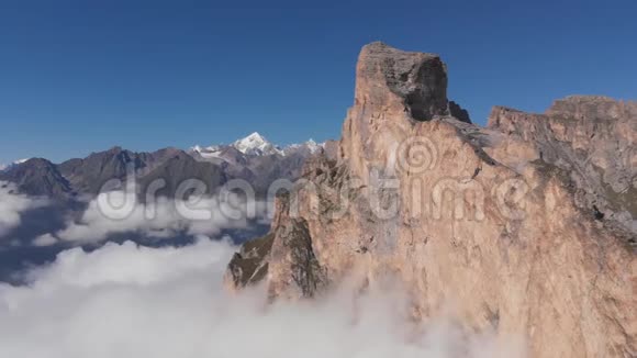 山峡雾鸟瞰视频的预览图