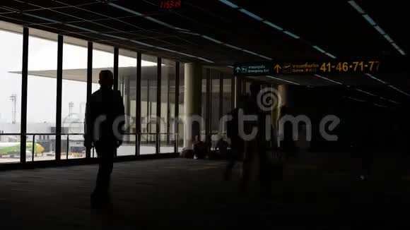 旅行者在机场的轮廓视频的预览图
