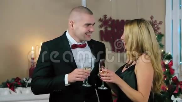 穿西装的快乐男人和穿晚礼服的女人视频的预览图