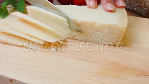 硬的法国奶酪切在木板上视频的预览图