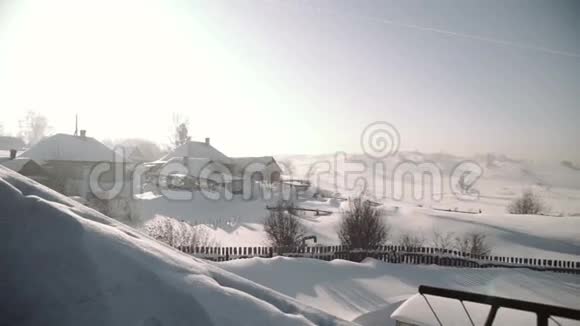 冬天在西伯利亚雪林村的舒适木屋里搬家视频的预览图