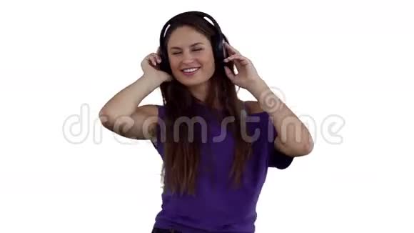 女人跳舞时戴着耳机视频的预览图