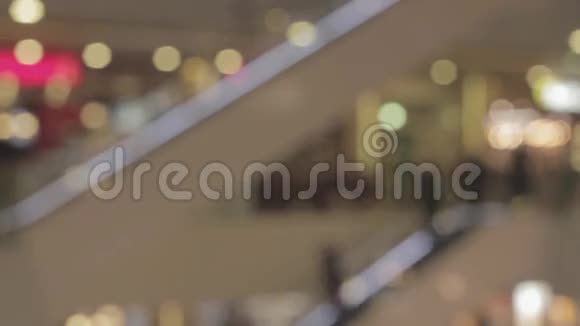 购物中心自动扶梯上挤满了人视频的预览图
