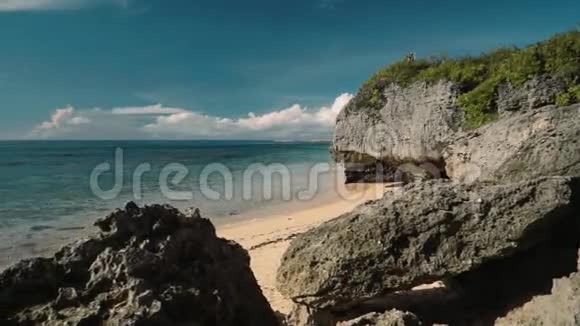 美丽的白色海滩僻静的悬崖之间盖格海滩巴厘岛视频的预览图