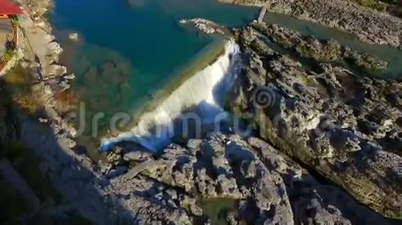 无人机视频飞过瀑布视频的预览图