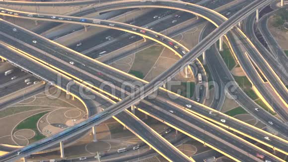 繁忙公路交叉口和迪拜交界处的鸟瞰图视频的预览图