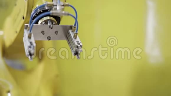 工业机器人手臂活跃在工厂视频的预览图
