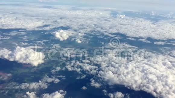 高空飞行在云层中在天空中蓝天上的空中飞行视频的预览图