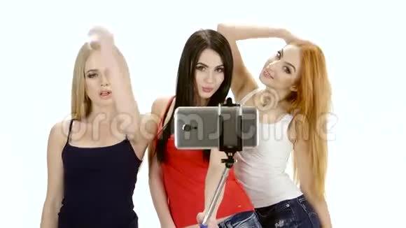布鲁内特红头发和金发女孩摆出自拍照片的姿势视频的预览图