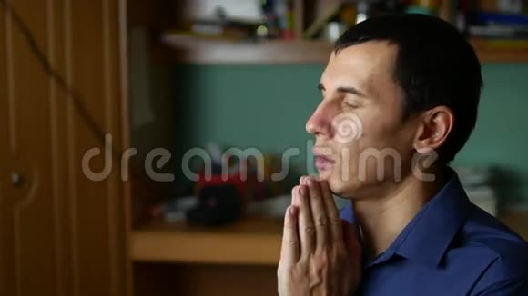 中年男子在室内祈祷神教视频的预览图
