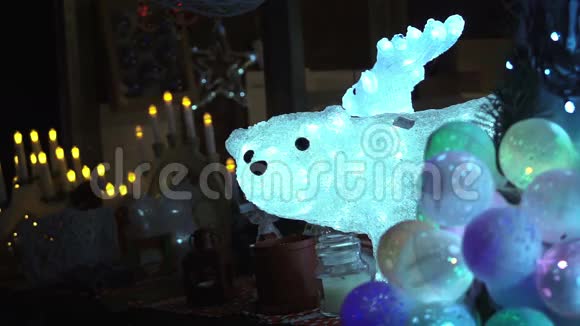 圣诞节商店里的动物装饰品视频的预览图