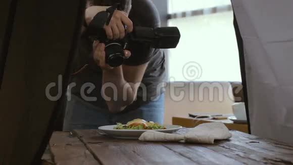 专业摄影师用闪光灯拍摄餐厅的食物视频的预览图