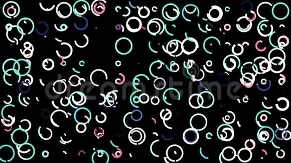 抽象移动窄线形成许多在黑色背景上摇摆的圆圈无缝的循环动画五颜六色的圆形视频的预览图