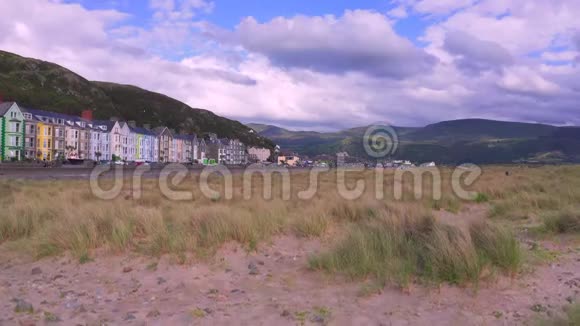 北威尔士海岸小镇的鸟瞰图视频的预览图