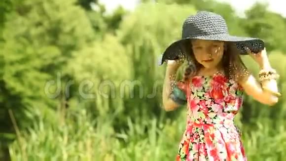 在户外戴草帽的小女孩视频的预览图