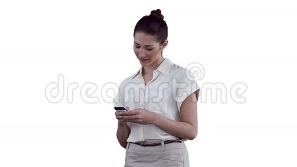 女商人一边看短信一边微笑视频的预览图