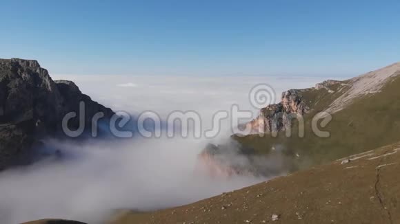 山峡雾鸟瞰视频的预览图