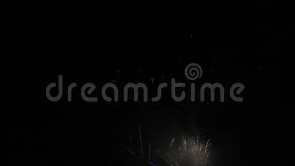 近海夜空中的烟花视频的预览图