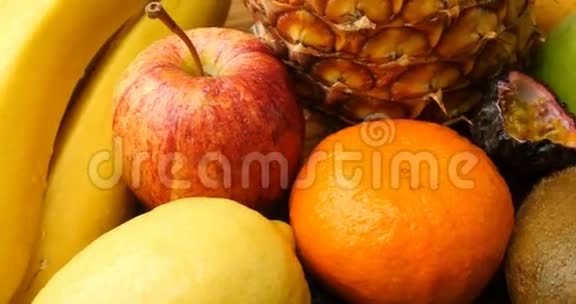 多汁五颜六色的天然水果食品健康饮食视频的预览图