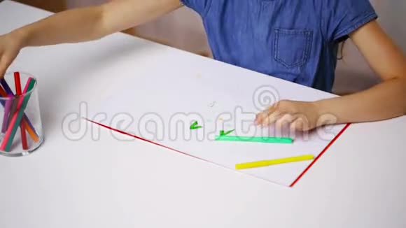 女孩用彩色铅笔在纸上画猫视频的预览图