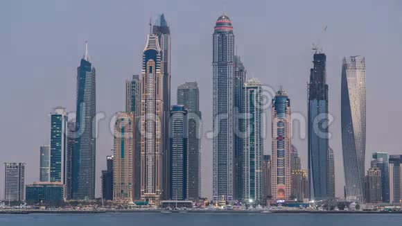 迪拜码头天际线日夜流逝从棕榈朱美拉在迪拜阿联酋视频的预览图