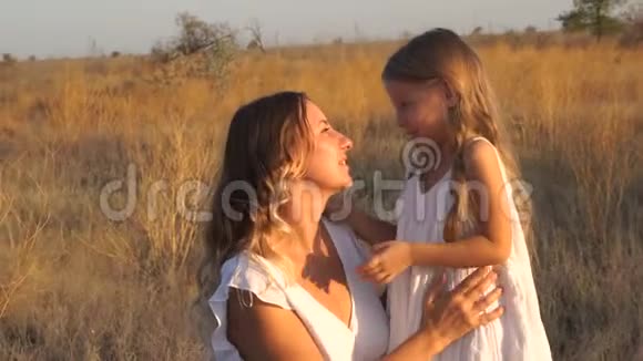 家庭妈妈和女儿拥抱和亲吻视频的预览图