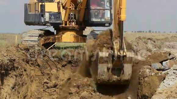 履带式挖掘机工作视频的预览图
