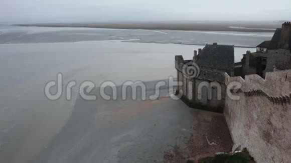 潮汐波和圣米歇尔山墙早晨雾蒙蒙的海景视频的预览图