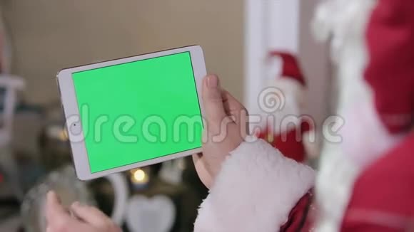 圣诞老人在数码平板绿色屏幕上的工作视频的预览图