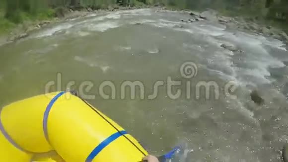人们在泛舟上用桨抢劫在喀尔巴阡山脉的快山河上漂流双手观看视频的预览图