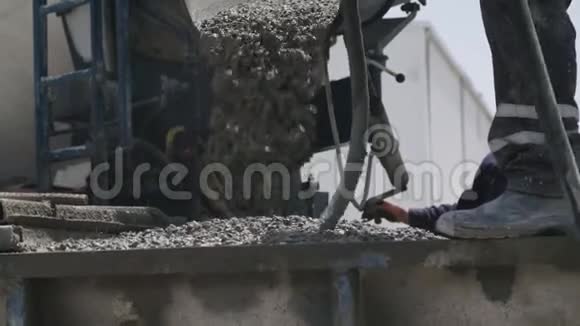 工人在施工现场将混凝土浇筑成大型钢模视频的预览图