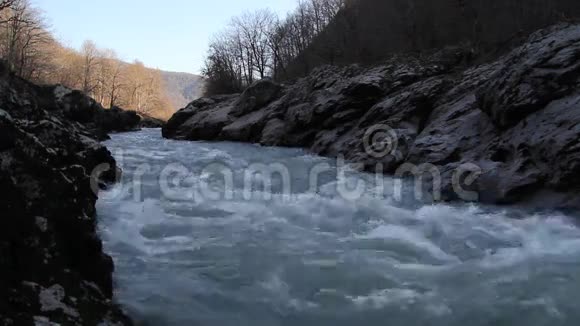 山河在岩石间流淌视频的预览图