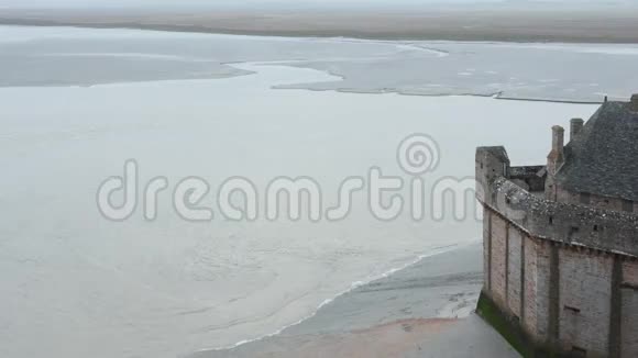 潮汐波和圣米歇尔山墙早晨雾蒙蒙的海景视频的预览图