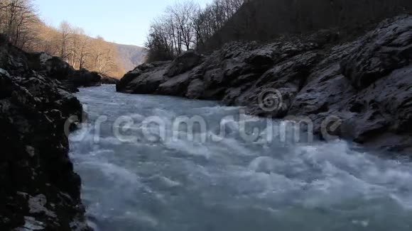 山河在岩石间流淌视频的预览图