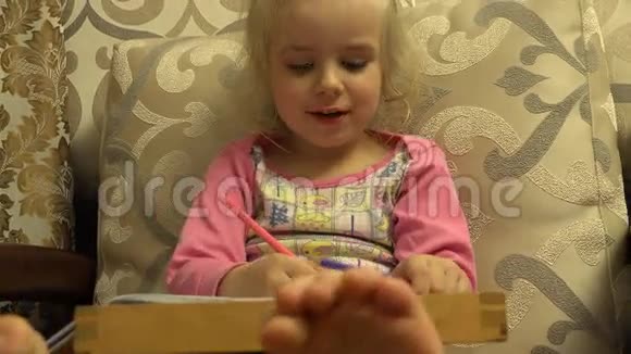 可爱的小女孩用心画大腿在框架4K超高清超高清视频的预览图