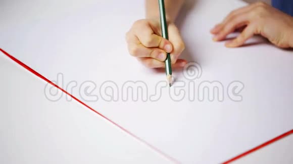 女孩用彩色铅笔在纸上画猫视频的预览图