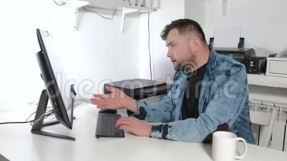 商人在感情上进行对话在办公室坐在电脑前视频的预览图