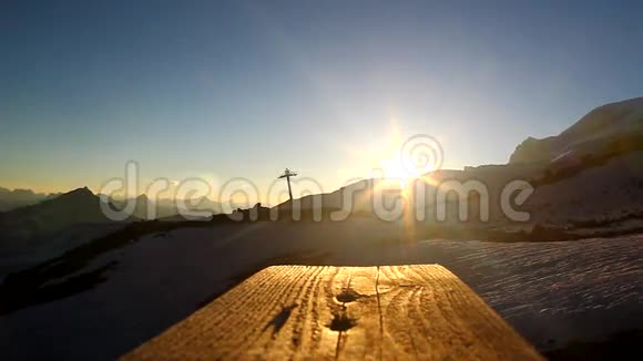 夕阳斜射在头顶的木步道上视频的预览图