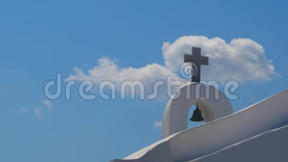 天空中的白色小十字架视频的预览图