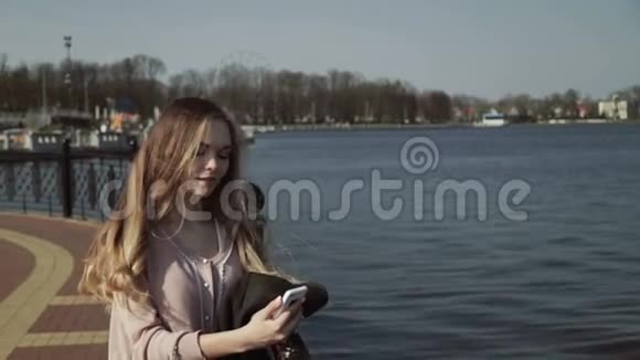 湖边城市公园里的年轻美女视频的预览图
