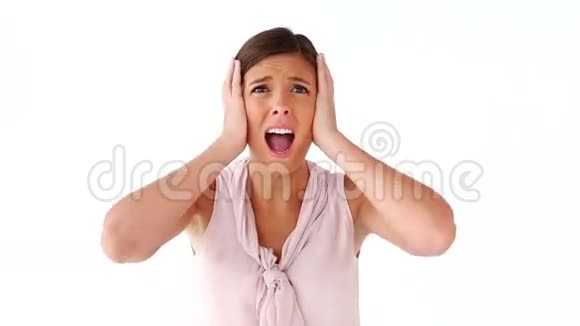 愤怒的女人把手放在头上视频的预览图